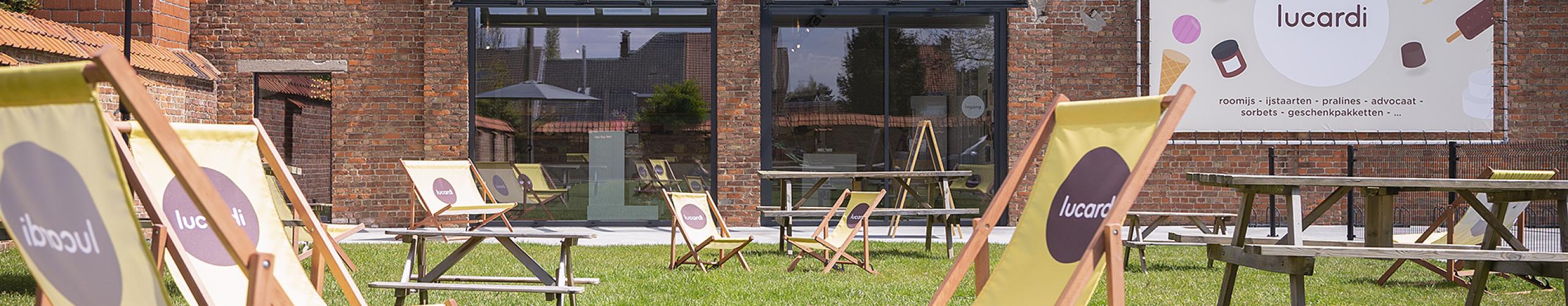 Lucardi ijsjestuin met strandstoelen