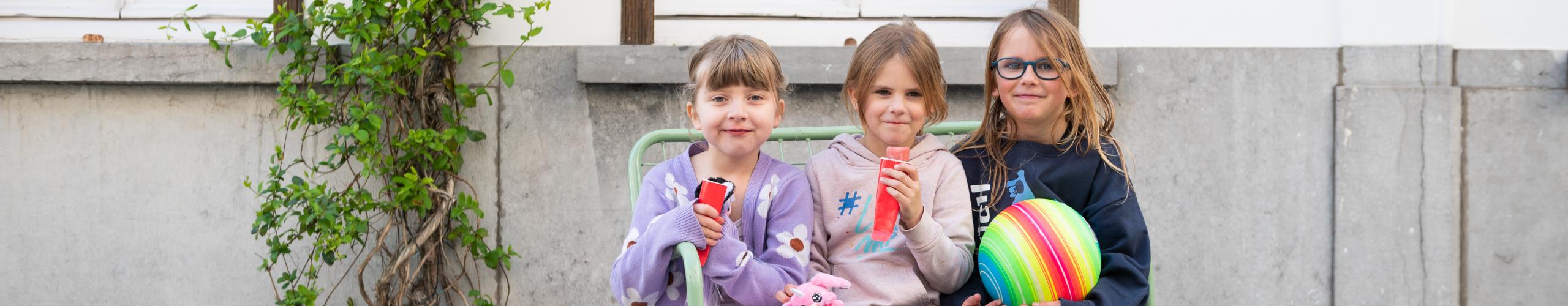 Kinderen in het winkelwandelgebied