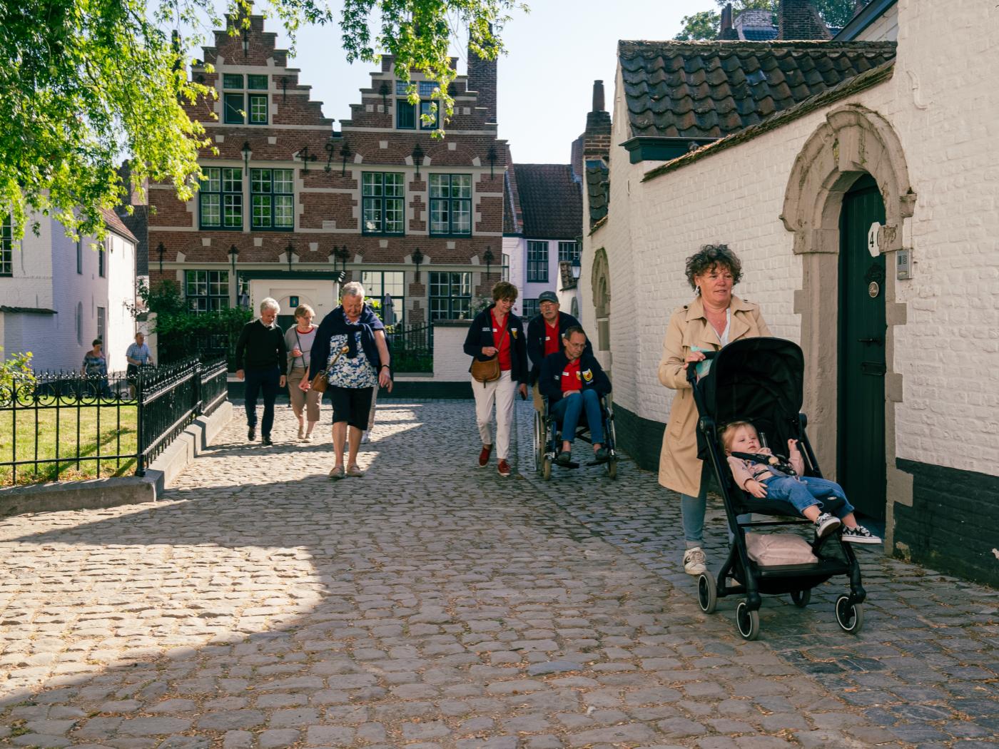 Mensen wandelen in Begijnhof